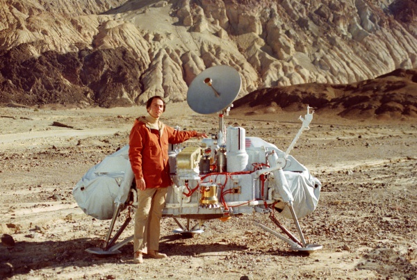 1976 Viking Lander Results of No Carbon-Based Building Blocks on Mars May be Wrong