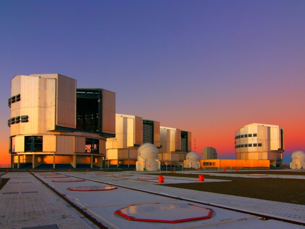 ESO's VLTI Reveals Dust Torus Around the Black Hole in a Galactic Nucleus