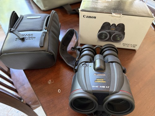 Canon 10x42L IS