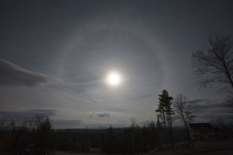 Huge ring around the moon onthe morning of March 1